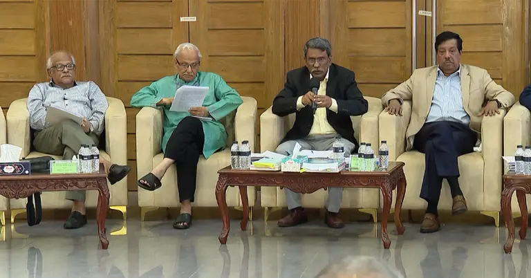 কথা বলছেন জাতীয় ঐকমত্য কমিশনের সহ-সভাপতি ড. আলী রীয়াজ